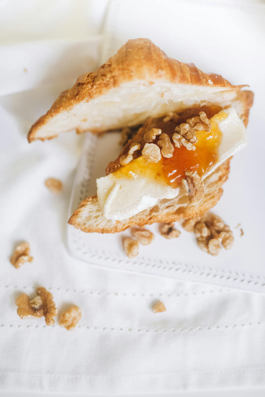 Mermelada de mandarina y Campari Toque de Aaron con croissant, queso y nuez