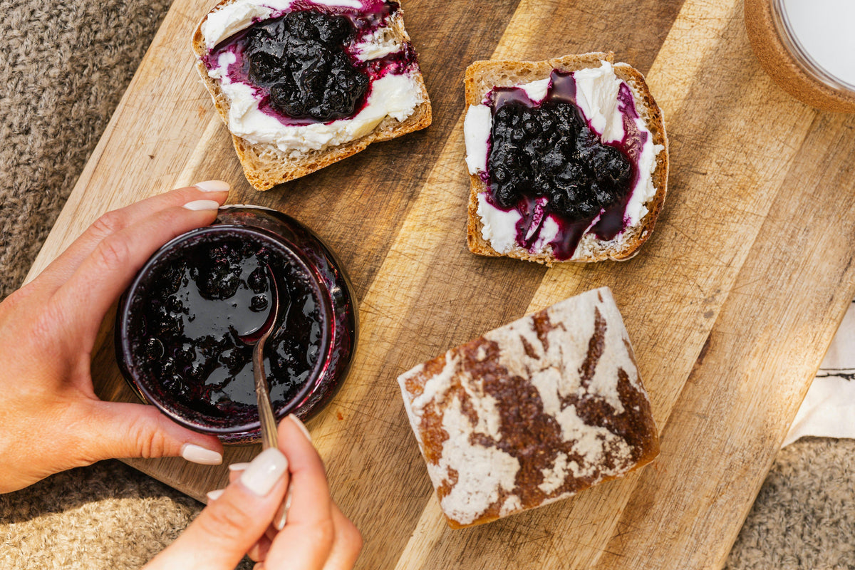Pan preparado con natas y compota de moras Toque de Aaron
