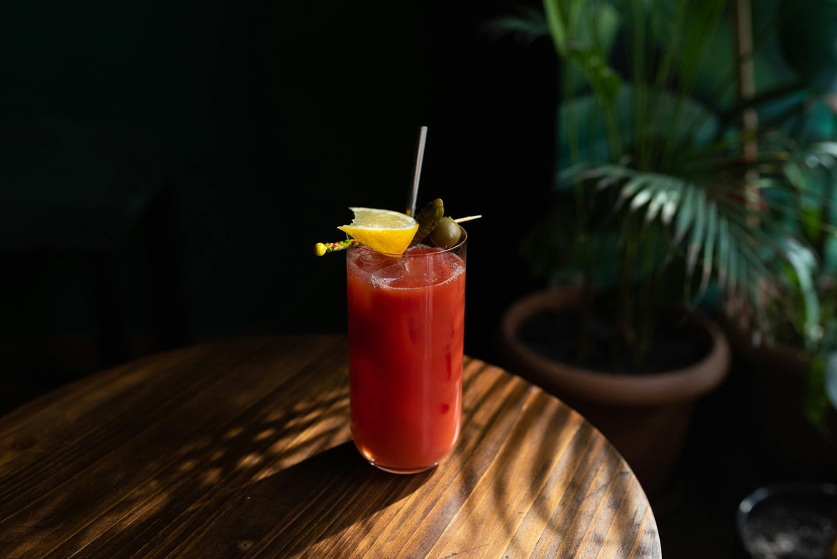 Bloody Mary con pepinillo baby entero Toque de Aaron
