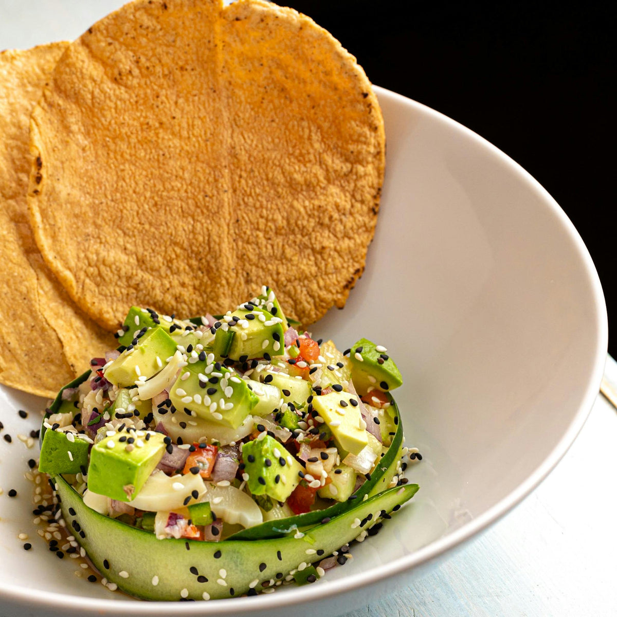Ceviche con tostadas y Sal de Maíz Azul, Chile y Limón Toque de Aaron