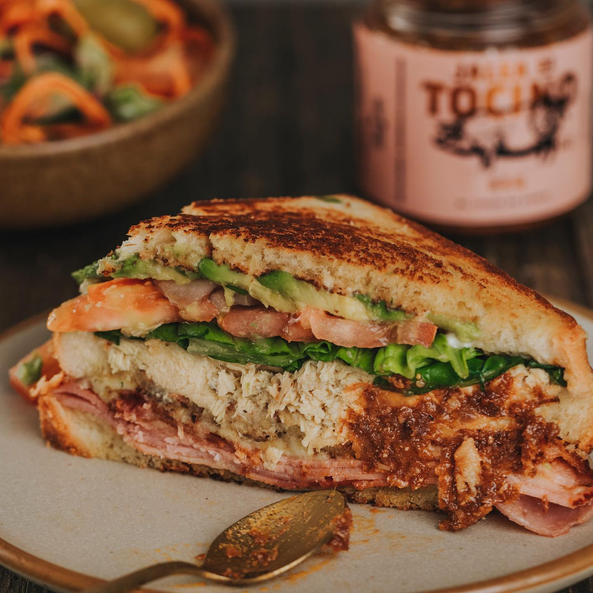 Club sandwich con jalea de tocino BBQ Toque de Aaron
