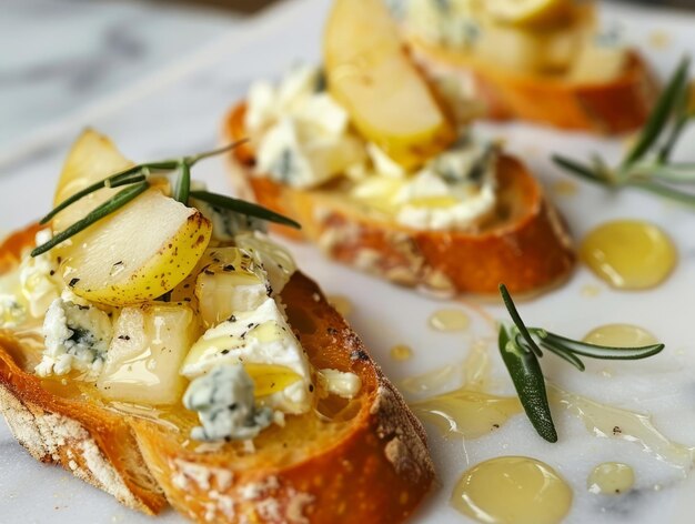 Crostini de mermelada de pera cardamomo y queso azul