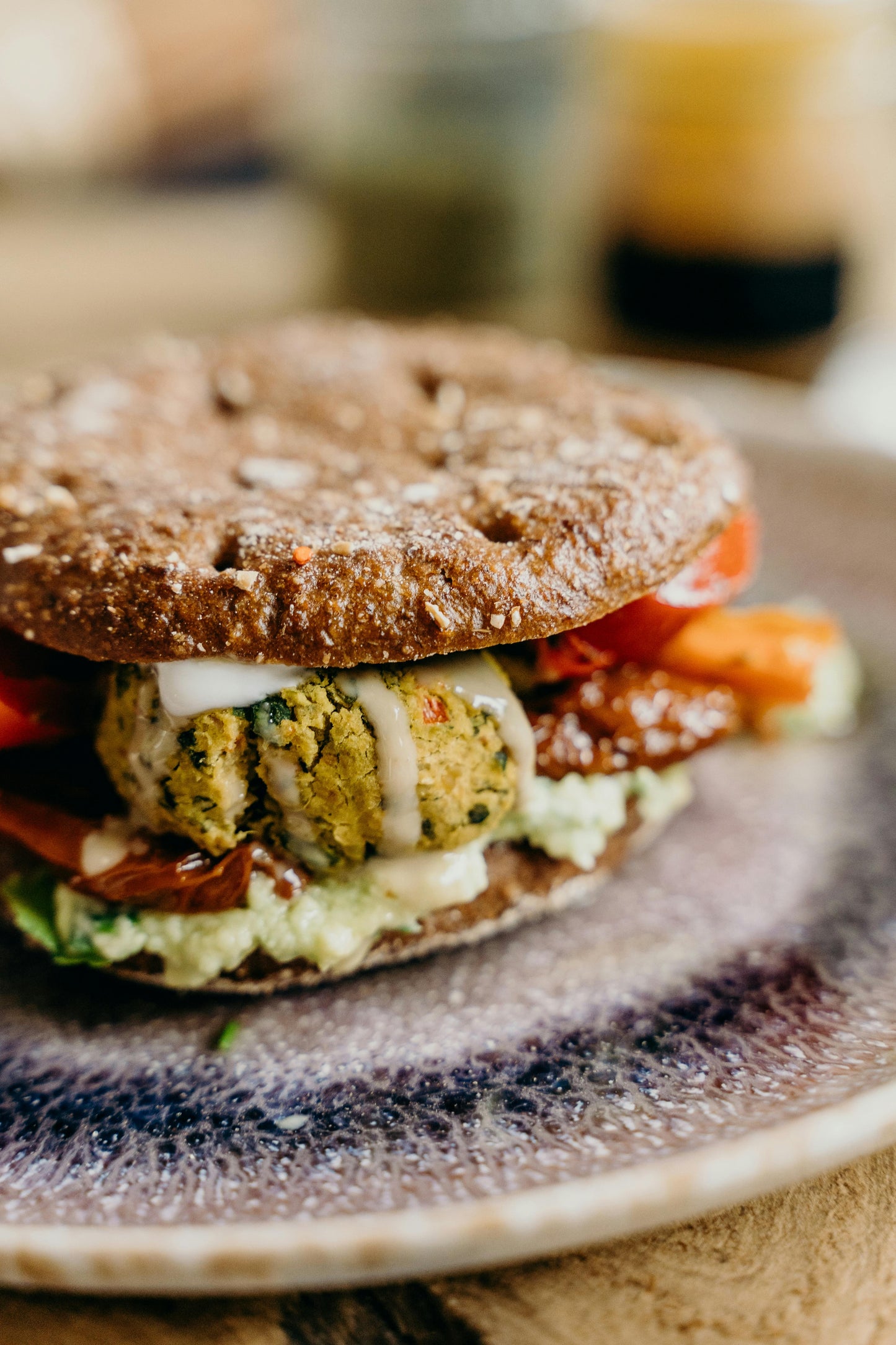 falafel y jitomates deshidratados