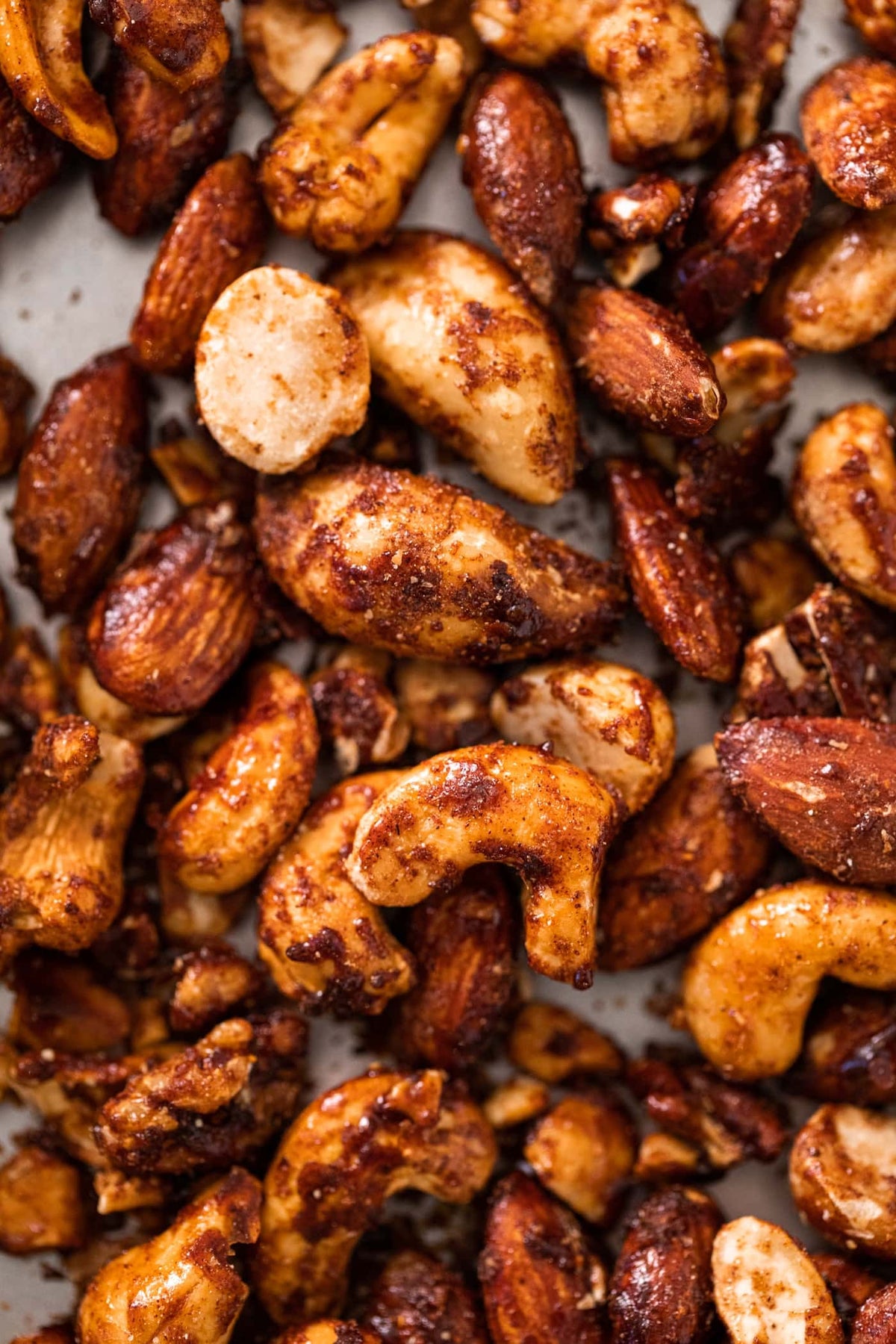 Nueces Mixtas Picantes servidas en charola