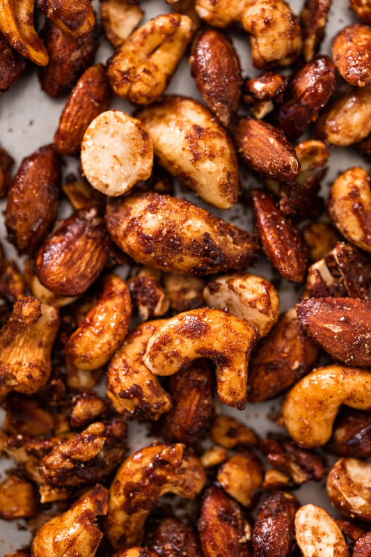 Nueces Mixtas Picantes servidas en charola