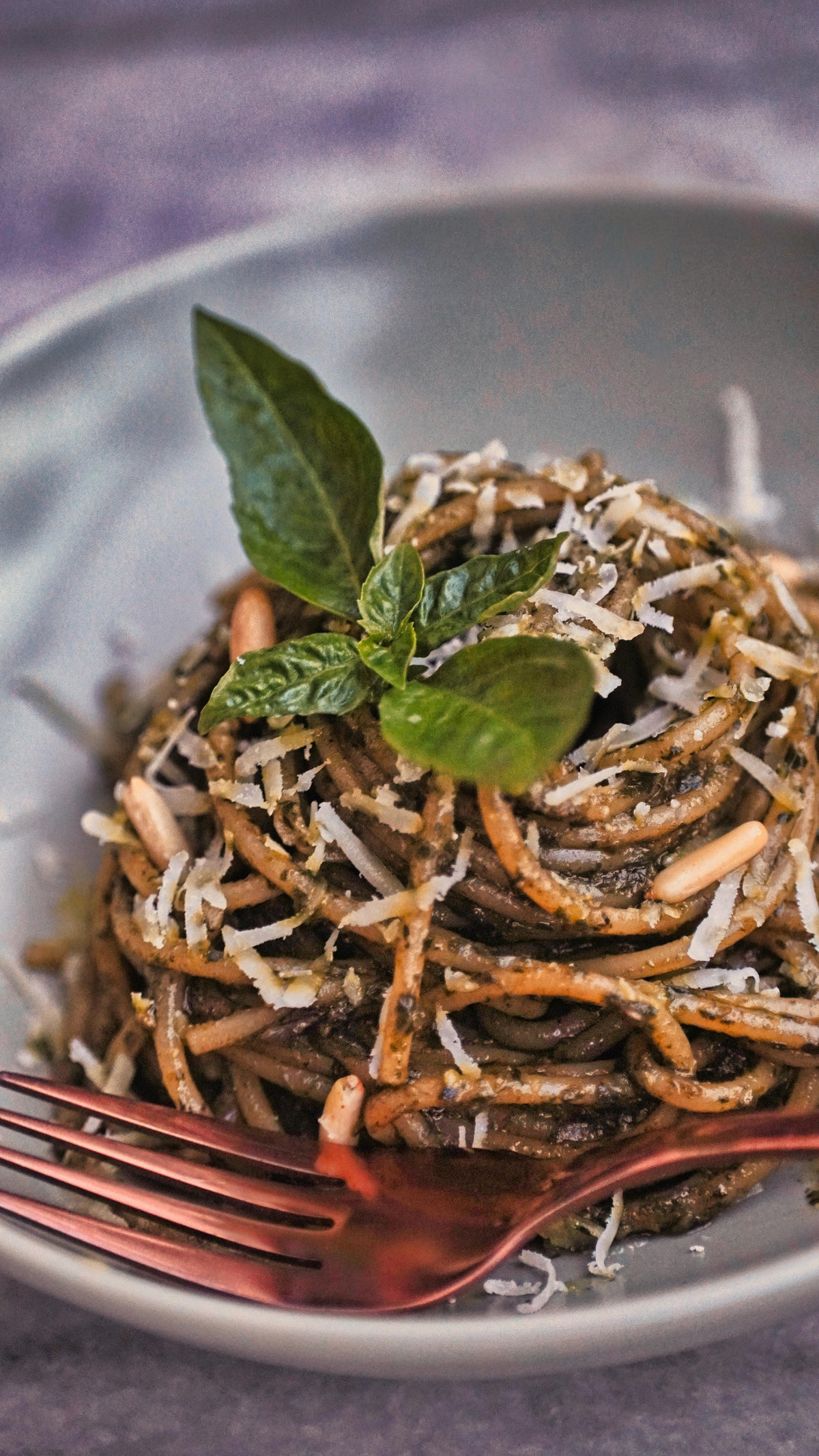 Pasta con olivada picante Toque de Aaron, parmesano rallado y albahaca fresca
