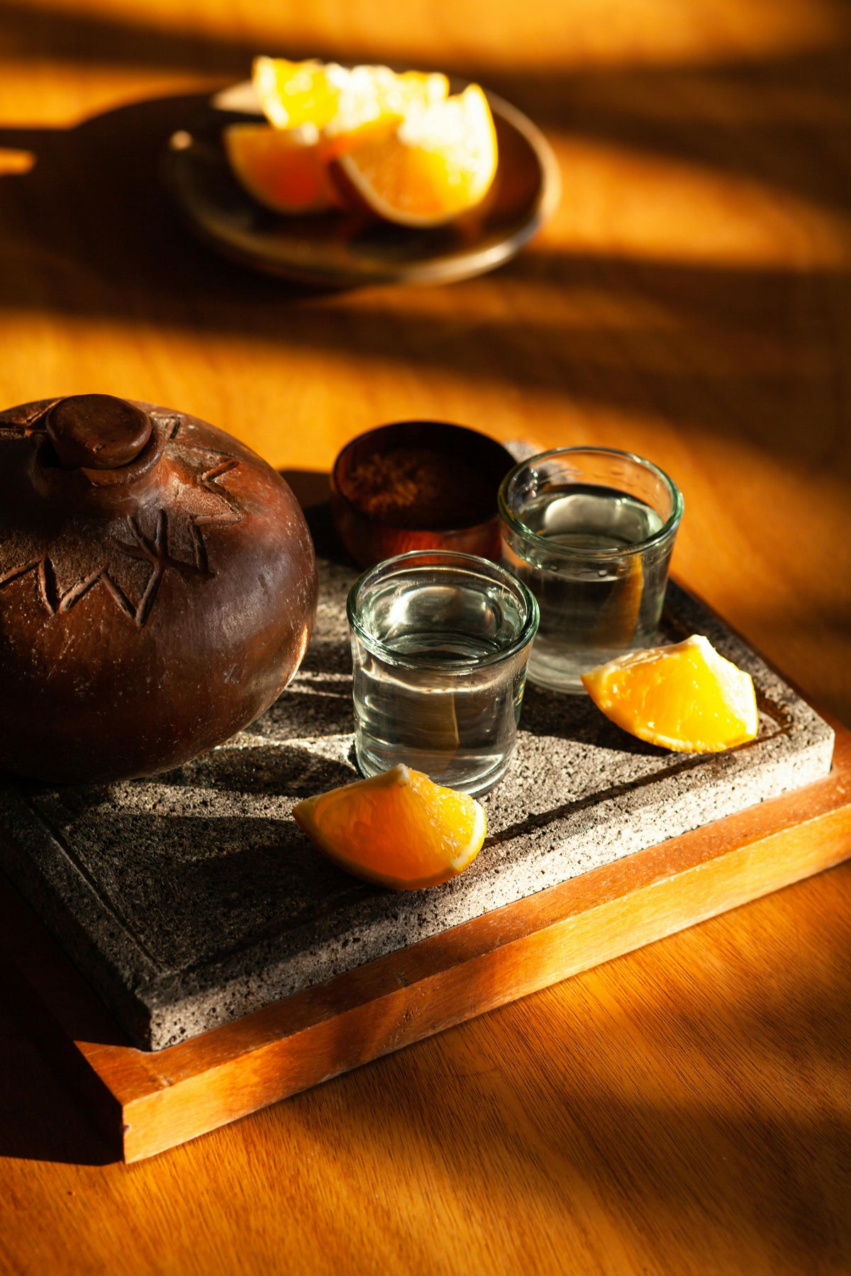 Sal de chapulín Toque de Aaron acompañando un mezcal
