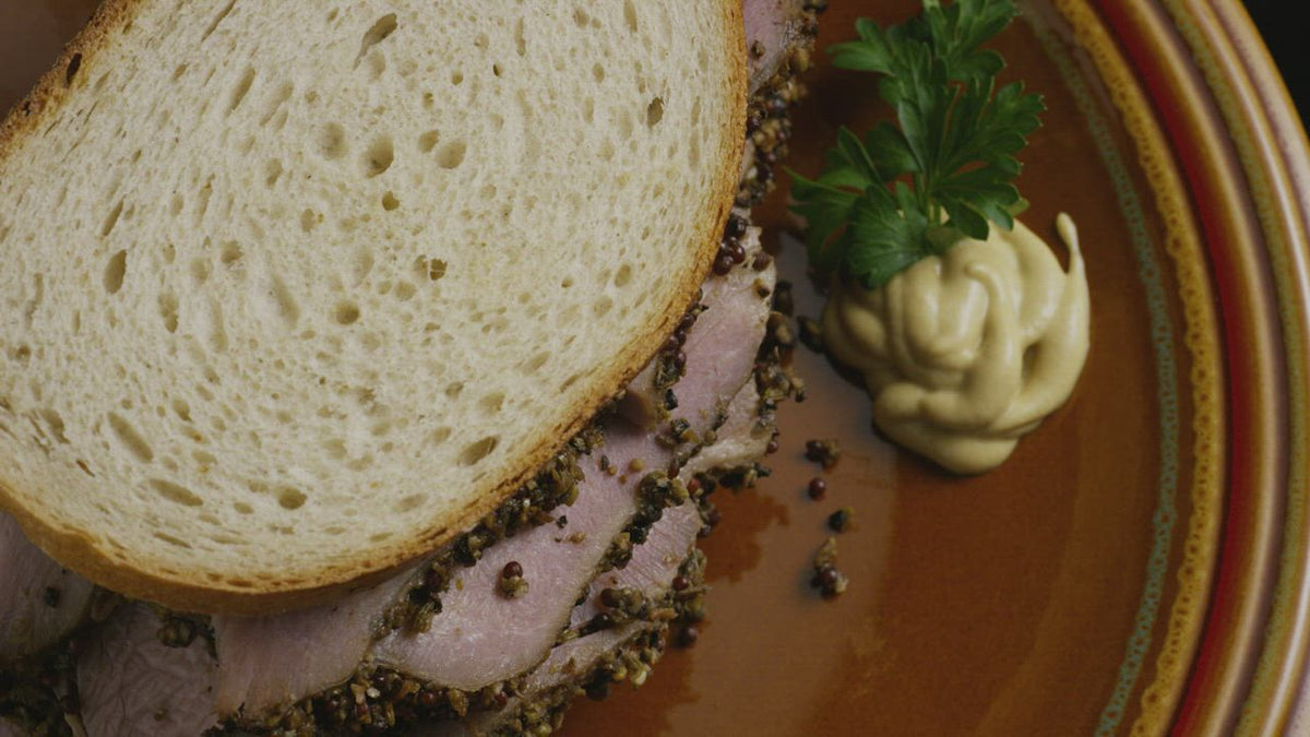 Sándwich de pastrami con mostaza con Porter Toque de Aaron
